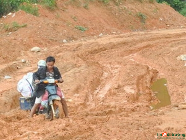 Làm đường giao thông miền núi ở Sơn La gặp nhiều khó khăn